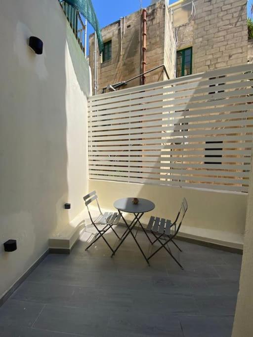 Nina, A Centrally Located Summery Apartamento Gzira